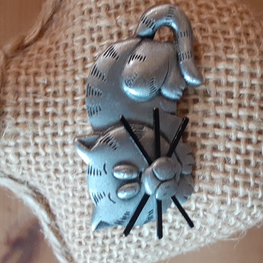 Pewter Jj Cat Brooch 10$
